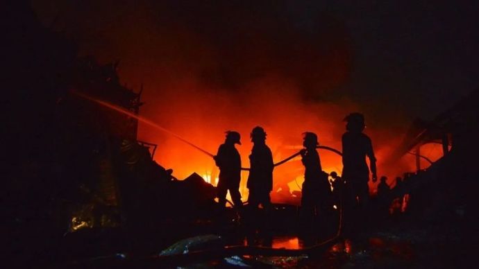 Ilustrasi - Petugas pemadam kebakaran bekerja memadamkan api yang membakar sebuah pabrik. ANTARA FOTO/Iggoy el Fitra/bar/aa.