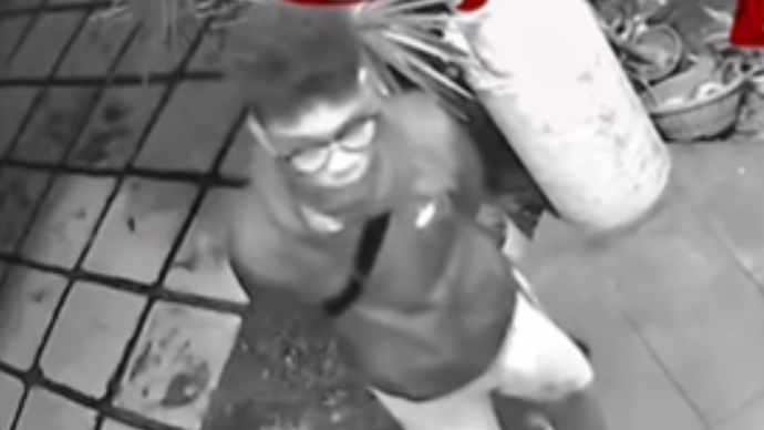 Seorang Pria di Cibubur Maling Sepatu Dini Hari