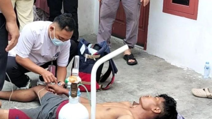 Korban selamat yang diduga keracunan makanan mendapatkan perawatan setelah ditemukan warga di dalam kontrakan di kawasan Warakas, Tanjung Priok, Jakarta Utara, Jumat 2 Januari 2026. ANTARA/HO-Dokumentasi Pribadi.