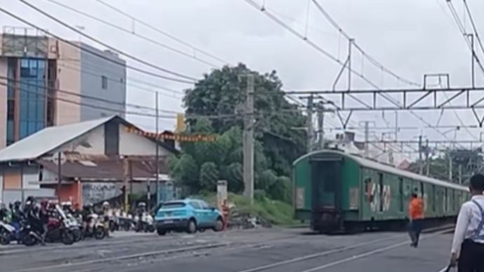 Sebuah insiden kecelakaan terjadi di perlintasan kereta api Jalan Industri, Kemayoran, Jakarta Pusat, ketika sebuah taksi listrik tertabrak lokomotif setelah pengemudinya nekat melintasi palang pintu. Kereta yang melaju dari arah Kemayoran menuju Kampung Bandan menghantam kendaraan tersebut dengan keras hingga membuatnya terpental dan bagian depan mobil mengalami kerusakan parah.