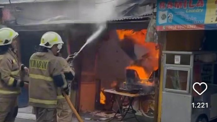 Kebakaran di rumah makan kawasan Palmerah, Jakarta Barat. 
