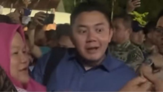 Emak-emak Minta Wakil Panglima TNI Fotoin Bareng Seskab Teddy