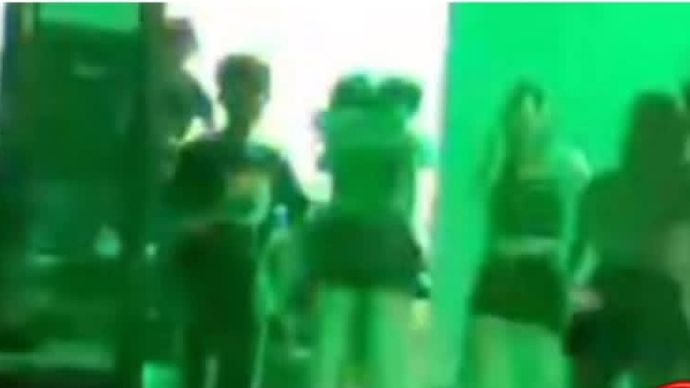 rekaman video yang menampilkan perayaan malam pergantian Tahun Baru 2026 dengan pesta minuman keras dan dugem ramai beredar di media sosial. Peristiwa itu disebut berlangsung di halaman Puskesmas Latowu, Kecamatan Batuputih, Kabupaten Kolaka Utara (Kolut), Sulawesi Tenggara (Sultra)