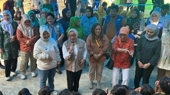 Menteri PPPA Arifah Fauzi turun langsung ke Dusun Sei Pakis, Kabupaten Langkat, Sumatra Utara, untuk memberikan dukungan psikososial serta bantuan bagi anak-anak yang terdampak banjir. (Foto: Istimewa)  