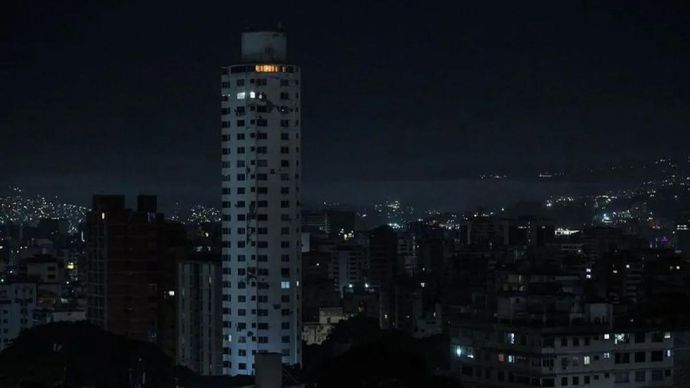Pemandangan kota yang gelap usai serangan udara berskala besar terhadap Venezuela dan pemimpinnya oleh Amerika Serikat di Caracas, Venezuela, Sabtu, 3 Januari 2026. ANTARA/Xinhua/Marcos Salgado/aa.