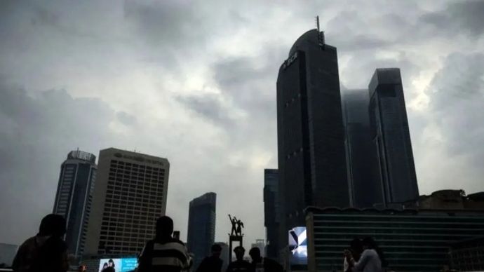 Ilustrasi - Warga berfoto saat awan mendung di Sky Deck Halte Transjakarta Bundaran HI, Jakarta. ANTARA FOTO/Erlangga Bregas Prakoso/Spt/am.
