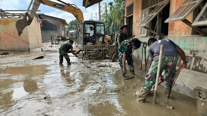 Prajurit TNI AD dari Satgas Gulbencal Yonif 115/Macan Leuser melaksanakan karya bakti membersihkan SD Negeri 04 Kuala Simpang, Minggu (4/1/2026). (Foto: Dok/Dispenad)