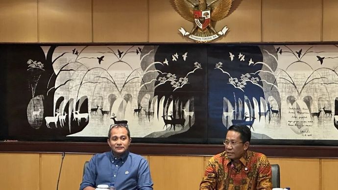 Menteri Hukum Supratman Andi Agtas (kanan) bersama Wakil Menteri Hukum Edward Omar Sharif Hiariej memberikan keterangan dalam konferensi pers di Gedung Kementerian Hukum, Jakarta, Senin, 5 Januari 2026. ANTARA/Rio Feisal