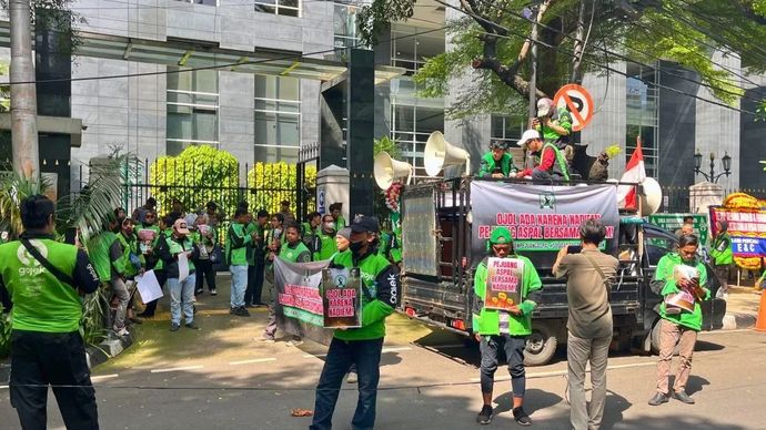 Sejumlah pengemudi ojol menggelar aksi pada sidang perdana kasus Nadiem Makarim, di depan PN Jakpus, Senin, 5 Januari 2026. (ANTARA/Agatha Olivia Victoria)