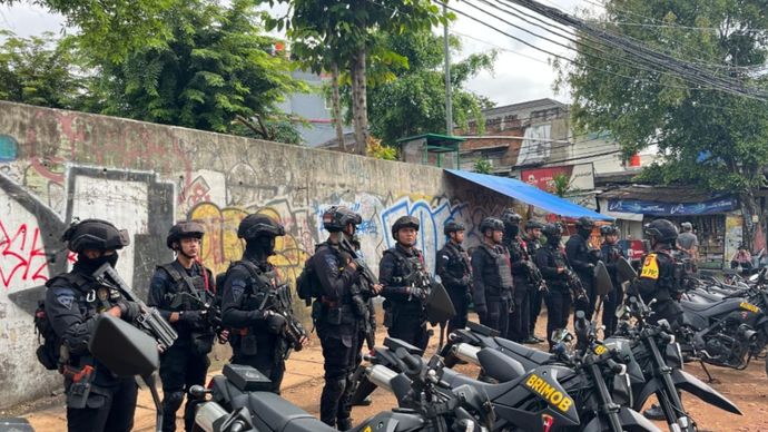 Brimob Polda Metro Jaya berjaga di kawasan Bassura. 
