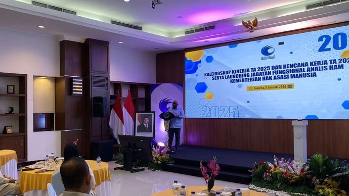 Menteri Hak Asasi Manusia (HAM) Natalius Pigai menyampaikan pidato saat acara kaleidoskop kinerja Kementerian HAM 2025 di Kantor Kementerian HAM, Jakarta, Senin, 5 Januari 2026. (ANTARA/Fath Putra Mulya)