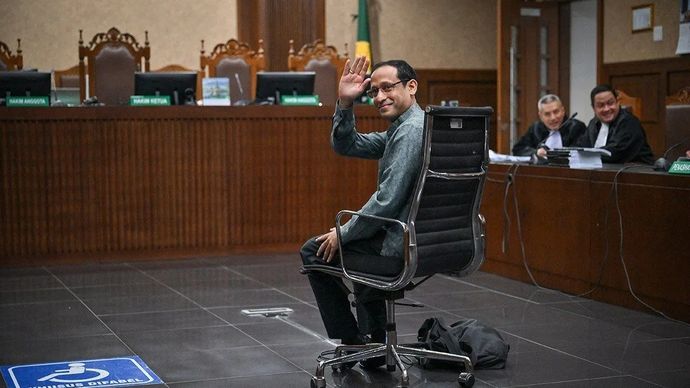 Tersangka kasus dugaan korupsi dalam digitalisasi pendidikan pengadaan laptop Chromebook di Kemendikbudristek tahun 2019-2022 Nadiem Makarim melambaikan tangan ke arah wartawan sebelum sidang pembacaan dakwaan di Pengadilan Tipikor, Jakarta, Senin, 5 Januari 2026. ANTARA FOTO/Bayu Pratama S/app/YU/aa.