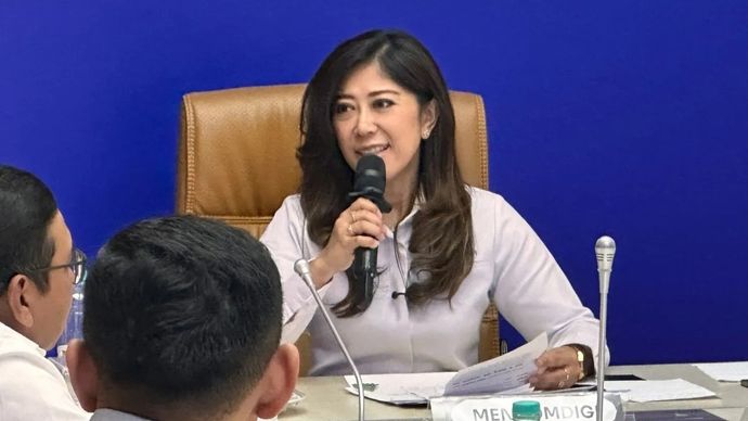 Menteri Komunikasi dan Digital (Menkomdigi) Meutya Hafid melakukan rapat penutupan Posko Bersama Pemantauan Kualitas Layanan Telekomunikasi di Bandung, Senin, 5 Januari 2025. (ANTARA/Pamela Sakina)