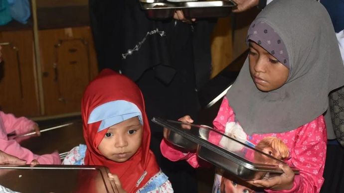 Dua orang balita tengah menerima Makan Bergizi Gratis (MBG) yang diberikan ke rumah oleh petugas penyuluh Badan Kependudukan dan Keluarga Berencana Nasional (BKKBN). ANTARA/HO-Kemendukbangga/BKKBN.