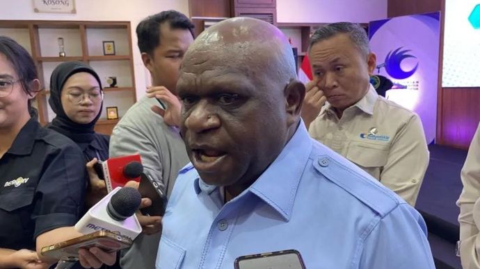 Menteri HAM, Natalius Pigai, menjawab pertanyaan wartawan di Kantor Kementerian HAM, Jakarta, Senin 5 Januari 2025. ANTARA/Fath Putra Mulya