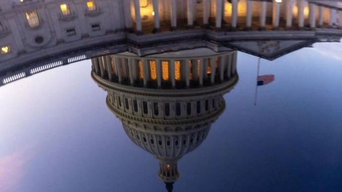 Arsip foto - Pantulan gedung Capitol terlihat dari kap mobil di Washington, D.C., Amerika Serikat, 5 November 2025. ANTARA/Xinhua/Hu Yousong/aa.