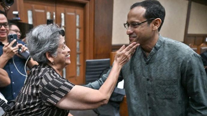 Tersangka kasus dugaan korupsi dalam digitalisasi pendidikan pengadaan laptop Chromebook di Kemendikbudristek tahun 2019-2022 Nadiem Makarim (kanan) mendapatkan dukungan dari ibunya, Atika Algadri (kiri) sebelum sidang pembacaan dakwaan di Pengadilan Tipikor, Jakarta, Senin (5/1/2026). Sidang perdana yang sedianya digelar pada 16 Desember 2025 tersebut baru digelar awal Januari 2026 ini setelah Nadiem pulih pascaoperasi di rumah sakit. ANTARA FOTO/Bayu Pratama S/app/YU (ANTARA FOTO/BAYU PRATAMA S)