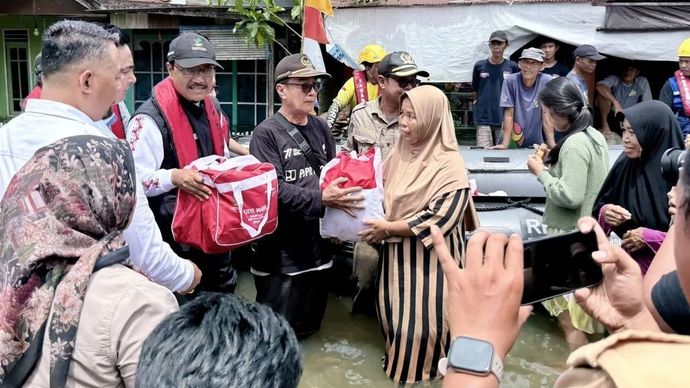 Menteri Sosial (Mensos) RI Saifullah Yusuf (kedua kiri) menyalurkan bantuan sembako kepada korban terdampak banjir di Sungai Tabuk, Kabupaten Banjar, Kalimantan Selatan, Minggu, 4 Januari 2026. ANTARA/Tumpal Andani Aritonang