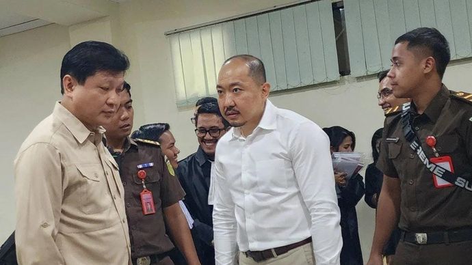 Kakak adik bos PT Sritex, Iwan Setiawan Lukminto (kiri) dan Iwan Kurniawan Lukminto (kanan) saat menjalani sidang dugaan korupsi pemberian fasilitas kredit di Pengadilan Tipikor Semarang, Jawa Tengah, Senin 5 Januari 2026. ANTARA/I.C. Senjaya.