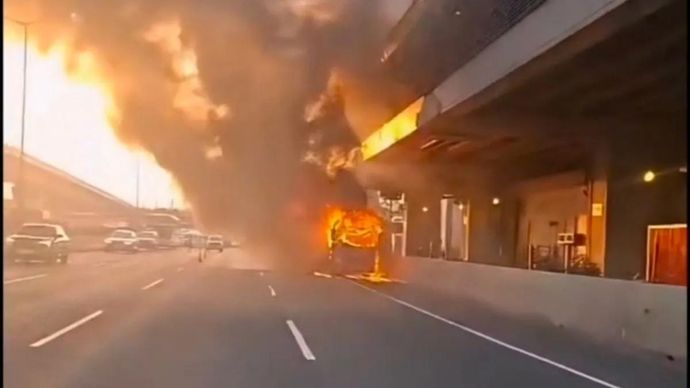 Sebuah bus wisata asal Metro, Lampung, terbakar dari arah Jakarta menuju Cikampek sekitar pukul 17.35 WIB, Senin 5 Januari 2026. ANTARA/HO-PJR Tol Cikampek.