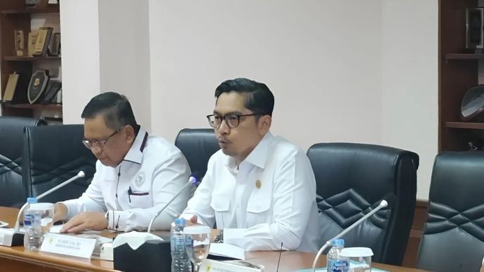 Anggota Komisi Kepolisian Nasional (Kompolnas) Yusuf (tengah) berbicara dalam konferensi pers di Gedung Kompolnas, Jakarta Selatan, Senin, 5 Januari 2026. (ANTARA/Nadia Putri Rahmani)
