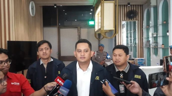 Kasat Reskrim Polres Metro Jakarta Utara AKBP Onkoseno Gradiarso Sukahar (tengah) didampingi Kanit Resmob AKP Seno (kiri) dan Kanit Jatanras AKP Gustiyana (kanan) memberikan keterangan kepada awak media di Polres Metro Jakarta Utara, Senin, 5 Januari 2026. (ANTARA/Mario Sofia Nasution).