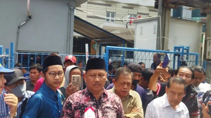 Ratusan pekerja dan pemilik usaha di kawasan Ruko dan Perkantoran Marinatama Mangga Dua (MMD), Pademangan, Jakarta Utara, menggelar unjuk rasa menyusul penggembokan kawasan tersebut pada Senin 5 Januari 2026. ANTARA/Mario Sofia Nasution.