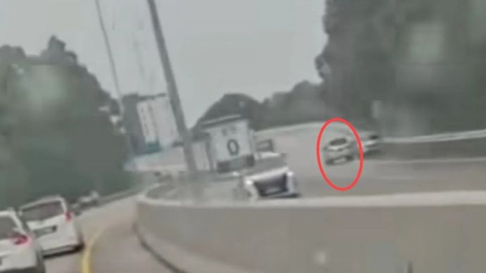 Tangkapan layar - Sebuah kendaraan roda empat (lingkaran merah) melawan arus di jalan tol, pada Sabtu, 3 Januari 2026. ANTARA/Instagram/@lbj_jakarta/ilhamkausar