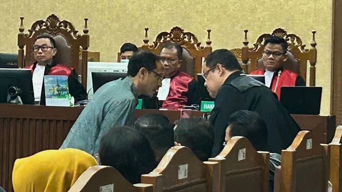 Terdakwa kasus dugaan korupsi Chromebook, Nadiem Anwar Makarim (kiri) berkonsultasi dengan penasihat hukum dalam sidang dakwaan di Pengadilan Tipikor pada PN Jakpus, Senin (5/1/2026). (ANTARA/Agatha Olivia Victoria) 