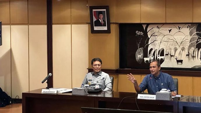 Wakil Menteri Hukum Edward Omar Sharif Hiariej (kanan) bersama Sekretaris Jenderal Kementerian Hukum Nico Afinta memberikan keterangan dalam konferensi pers di Gedung Kemenkum, Jakarta, Senin 5 Januari 2026. (ANTARA/Rio Feisal)