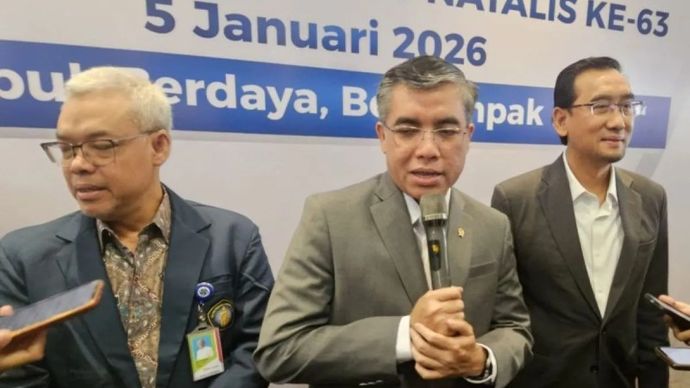 Menteri Ketenagakerjaan Yassierli memberikan keterangan kepada wartawan seusia menghadiri Rapat Pleno Terbuka Majelis Wali Amanat Universitas Brawijaya di Gedung Samantha Krida lingkungan kampus tersebut di Kota Malang, Jawa Timur, Senin, 5 Januari 2026. ANTARA/Ananto Pradana