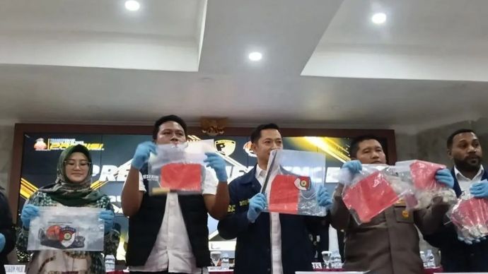 Direskrimum Polda Banten Kombes Pol Dian Setyawan (tengah) beserta jajaran menunjukkan barang bukti kasus pembunuhan terhadap anak di bawah umur di Kota Cilegon, Senin, 5 Januari 2026. (ANTARA/Devi Nindy)