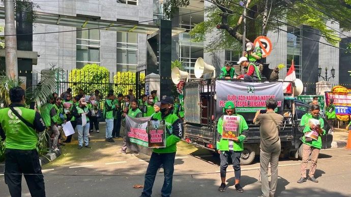 Sejumlah pengemudi ojol menggelar aksi pada sidang perdana kasus Nadiem Makarim, di depan PN Jakpus, Senin 5 Januari 2026. (ANTARA/Agatha Olivia Victoria)