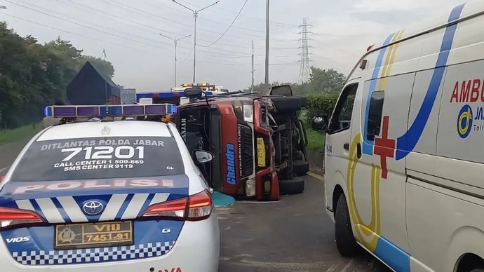 Petugas kepolisian saat melakukan evakuasi terhadap satu unit mobil jenis elf yang mengalami kecelakaan di Tol Padaleunyi, Kabupaten Bandung, Jawa Barat, Selasa, 6 Januari 2026. ANTARA/HO-Polda Jabar.