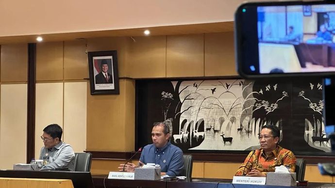 Menteri Hukum Supratman Andi Agtas (kanan) bersama Wakil Menteri Hukum Edward Omar Sharif Hiariej (tengah) dan Sekretaris Jenderal Kemenkum Nico Afinta memberikan keterangan dalam konferensi pers di Gedung Kemenkum, Jakarta, Senin 5 Januari 2026. (ANTARA/Rio Feisal)