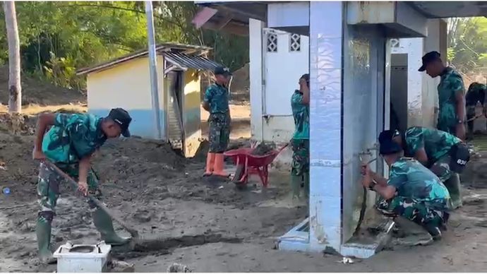 TNI, relawan, hingga warga setempat gotong royong membersihkan sisa-sisa bencana, pada Selasa, 6 Januari 2026, di Kabupaten Pidie Jaya, Aceh.