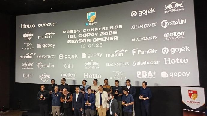 Dirut IBL Junas Miradiarsyah (keempat kiri), dalam kegiatan Persiapan Pembukaan IBL 2026, di Jakarta, Selasa, 6 Januari 2026. ANTARA/Donny Aditra