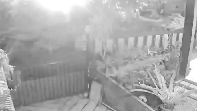 Kilatan cahaya kemerahan terekam dari CCTV rumah warga di Kecataman Cipanas, Kabupaten Cianjur, Jawa Barat, setelah terdengar suara dentuman cukup keras pada Senin malam.ANTARA/Ahmad Fikri.