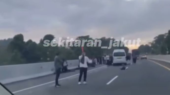 SEBUAH MOBIL TRAVEL YANG MENGANGKUT ROMBONGAN DARI JAKARTA UTARA KECELAKAAN DI TOL UNGARAN SEMARANG !!!