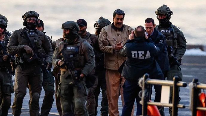 Presiden Venezuela Nicolas Maduro (ketiga kanan) dikawal pasukan setibanya di Heliport Downtown Manhattan dalam perjalanan menuju Gedung Pengadilan Daniel Patrick Manhattan, Amerika Serikat, Senin, 5 Januari 2026. ??????? Nicolas Maduro akan menjalan