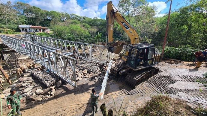 TNI membangun jembatan untuk akses darat menuju wilayah terdampak bencana, Aceh.