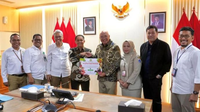 Menhut Raja Juli Antoni (keempat kiri) dalam pertemuan dengan Kepala Dinas Pertamanan dan Hutan Kota DKI Jakarta, serta Kepala Unit Pengelola Taman Margasatwa Ragunan dan tim di Jakarta pada Senin kemarin 5 Januari 2026 ANTARA/HO-Kemenhut