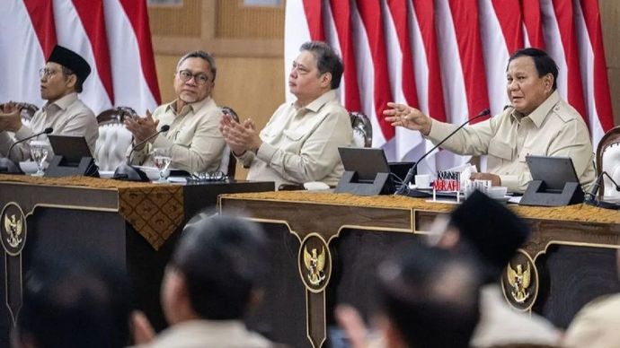 Presiden Prabowo Subianto (kanan) didampingi Menko Perekonomian Airlangga Hartarto (kedua kanan), Menko Pangan Zulkifli Hasan (kedua kiri) dan Menko Pemberdayaan Masyarakat Muhaimin Iskandar (kiri) memberikan arahan saat Taklimat Awal Tahun pada retret Kabinet Merah Putih di Hambalang, Kabupaten Bogor, Jawa Barat, Selasa, 6 Januari 2026. Presiden Prabowo Subianto membuka dan memberikan arahan serta pembahasan diantaranya program makan gizi gratis hingga swasembada pangan kepada jajaran Kabinet Merah Putih dalam Taklimat Awal Tahun tersebut. ANTARA FOTO/Bayu Pratama S/bar/pri.