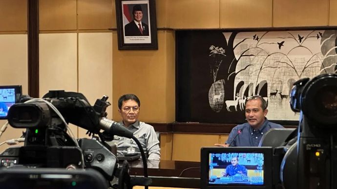 Wakil Menteri Hukum Edward Omar Sharif Hiariej (kanan) bersama Sekretaris Jenderal Kementerian Hukum Nico Afinta memberikan keterangan dalam konferensi pers di Gedung Kemenkum, Jakarta, Senin 5 Januari 2026. (ANTARA/Rio Feisal)