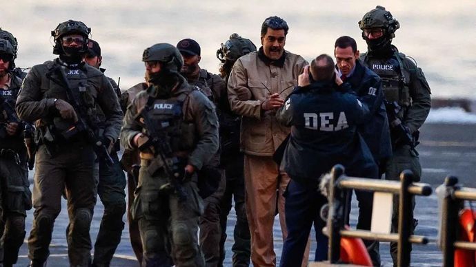 Presiden Venezuela Nicolas Maduro (ketiga kanan) dikawal pasukan setibanya di Heliport Downtown Manhattan dalam perjalanan menuju Gedung Pengadilan Daniel Patrick Manhattan, Amerika Serikat, Senin 5 Januari 2026. ​​​​​​​ANTARA FOTO/REUTERS/Eduardo Munoz/nym.