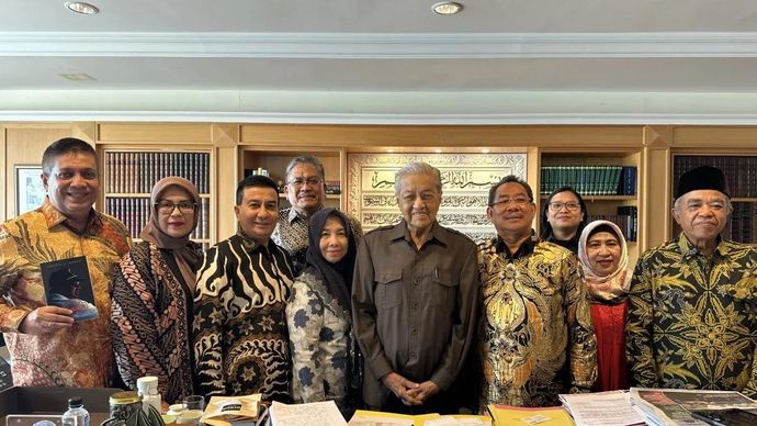 Pengurus Besar Majelis Adat Budaya Melayu Indonesia (PB MABMI) berforo bersama dengan mantan Perdana Menteri Malaysia Mahathir Mohamad usai bersilaturahmi dan bertukar pikiran di Yayasan Kepemimpinan Perdana di Putrajaya, Rabu 23 April 2025. /ANTARA/Virna P Setyorini.