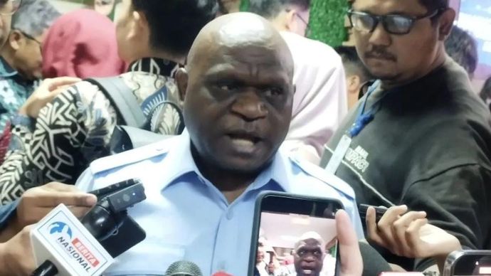 Menteri HAM Natalius Pigai saat diwawancarai di Gedung Kementerian HAM di Jakarta, Selasa 6 Desember 2025. (ANTARA/Bagus Ahmad Rizaldi)