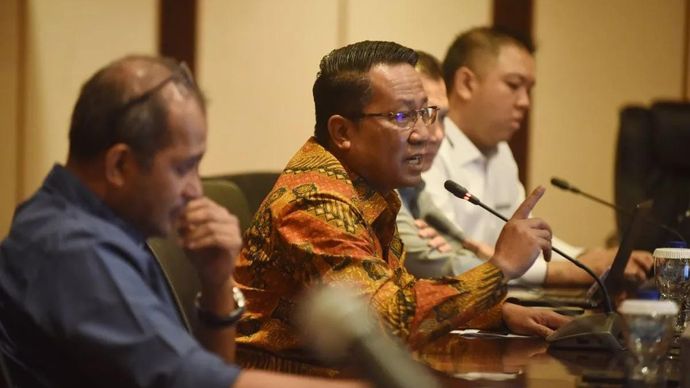 Menteri Hukum Supratman Andi Agtas (tengah) bersama Wakil Menteri Hukum Edward Omar Sharif Hiariej (kiri) dan anggota Tim Ahli KUHP Nasional Albert Aries (kanan) memberikan keterangan dalam konferensi pers terkait pemberlakuan UU KUHP, UU KUHAP, dan UU Penyesuaian Pidana yang baru di Gedung Sekretariat Jenderal Kementerian Hukum, Jakarta, Senin (5/1/2026). Konferensi pers tersebut membahas isu-isu krusial dalam pemberlakuan UU KUHP, UU KUHAP, dan UU Penyesuaian Pidana yang baru, di antaranya pasal penghinaan presiden dan lembaga negara, pasal terkait demonstrasi dan perzinahan. ANTARA FOTO/Indrianto Eko Suwarso/YU