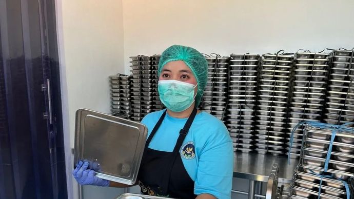 Relawan dapur SPPG Nongsa 3 Batu Besar Polda Kepulauan Riau memperlihatkan menu MBG yang hendak didistribusikan kepada penerimaan manfaat. ANTARA/Laily Rahmawaty.