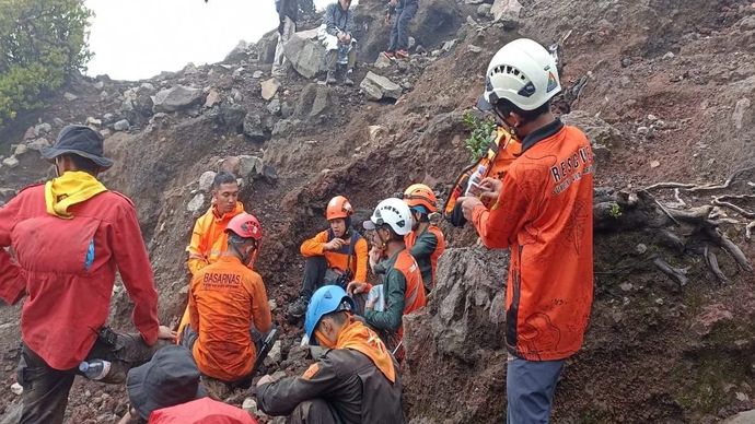 Basarnas Semarang bersama tim sukarelawan sedang melakukan penyisiran pada seorang pendaki Syafiq Ridhan Ali Razan (18) yang dikabarkan hilang di Gunung Slamet, Jawa Tengah, Selasa 6 Januari 2026. ANTARA/HO-Basarnas Semarang/aa.